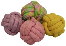 Gekleurde ballen in pastel tinten voor de hond