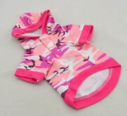 Camouflage shirt roze met muts voor de hond. - S ( rug lengte 23 cm, borst omvang 34 cm, nek omvang 26 cm )
