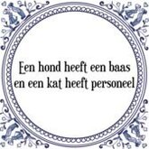 Tegeltje met Spreuk (Tegeltjeswijsheid): Een hond heeft een baas en een kat heeft personeel + Kado verpakking & Plakhanger