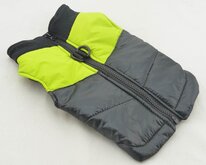 BODYWARMER MET GROEN STREEP VOOR DE HOND - D-L ( rug lengte 41 cm, borst omvang 44 cm, nek omvang 38 cm )