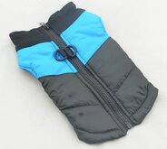 BODYWARMER MET BLAUWE STREEP VOOR DE HOND - XXL ( rug lengte 41 cm, borst omvang 50 cm, nek omvang 50 cm )