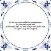 Tegeltje met Spreuk (Tegeltjeswijsheid): Een man rent voortdurend achter jonge meiden aan. Dat is net zo als met een hond. Die rent achter auto's aan, maar als hij er een te pakken heeft, weet hij niet wat hij ermee moet doen + Kado verpakking & Plakhanger