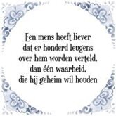 Tegeltje met Spreuk (Tegeltjeswijsheid): Een mens heeft liever dat er honderd leugens over hem worden verteld, dan één waarheid, die hij geheim wil houden + Kado verpakking & Plakhanger