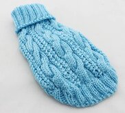 Gebreide kabel trui licht blauw voor de hond. - M (rug lengte 30 cm, borst omvang 30 cm, nek omvang 24 cm )