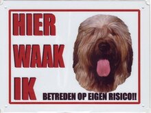 Aluminum waakbord: Hier waak ik met een Briard Blond