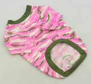 Camouflage shirt licht roze met groen randje voor de hond. - L-L ( rug lengte 65 cm, borst omvang 76 cm, nek omvang 38 cm )