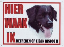 Aluminum waakbord: Hier waak ik Friese Stabij (met tong uit de bek)