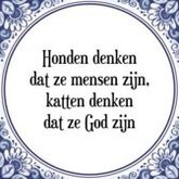 Tegeltje met Spreuk (Tegeltjeswijsheid): Honden denken dat ze mensen zijn, katten denken dat ze God zijn + Kado verpakking & Plakhanger
