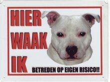 Aluminum waakbord: Hier waak ik  Engelse Stafford wit