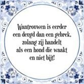 Tegeltje met Spreuk (Tegeltjeswijsheid): Wantrouwen is eerder een deugd dan een gebrek, zolang zij handelt als een hond die waakt en niet bijt! + Kado verpakking & Plakhanger